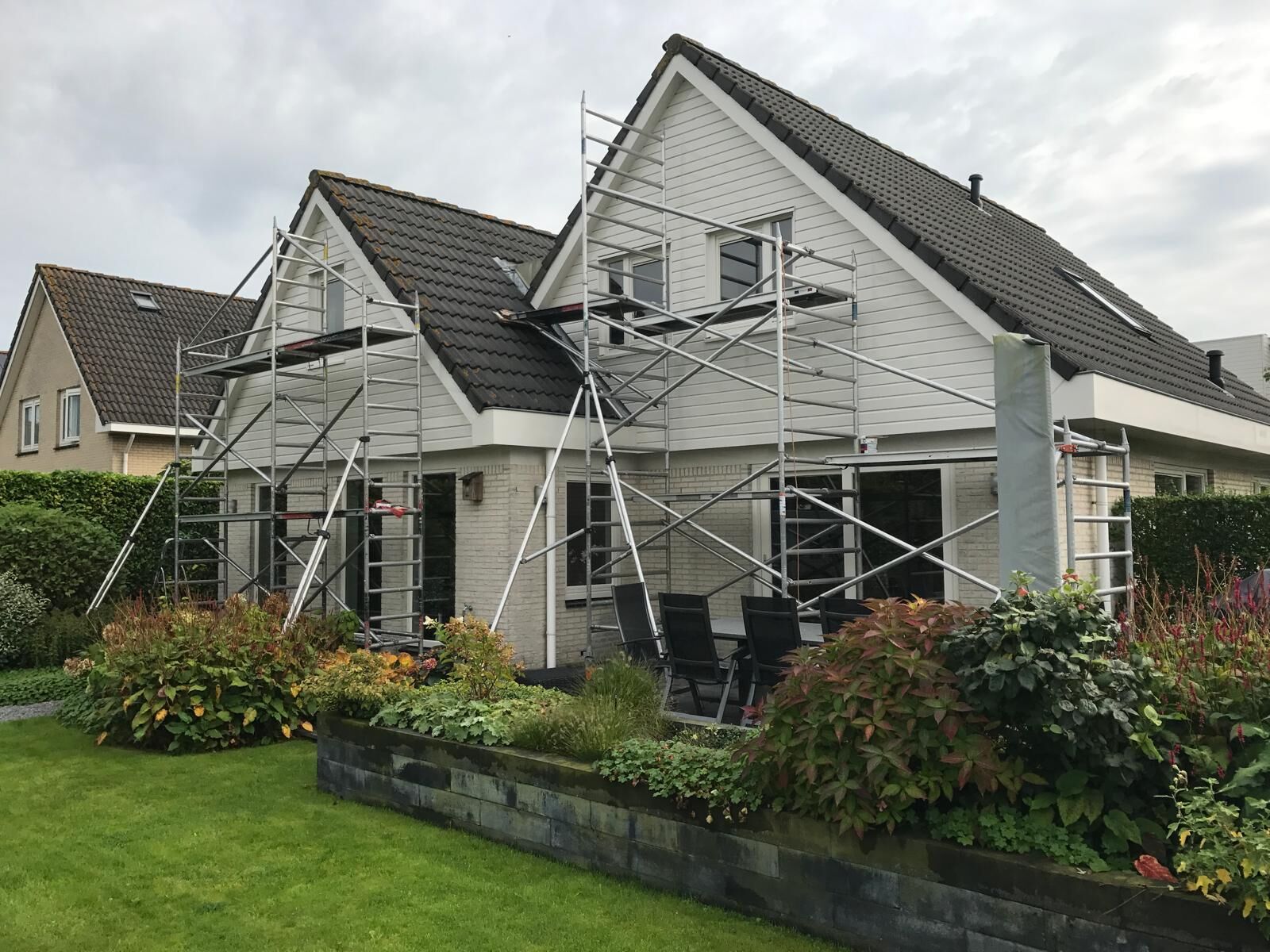 Woning in de steigers voor het buitenschilderwerk