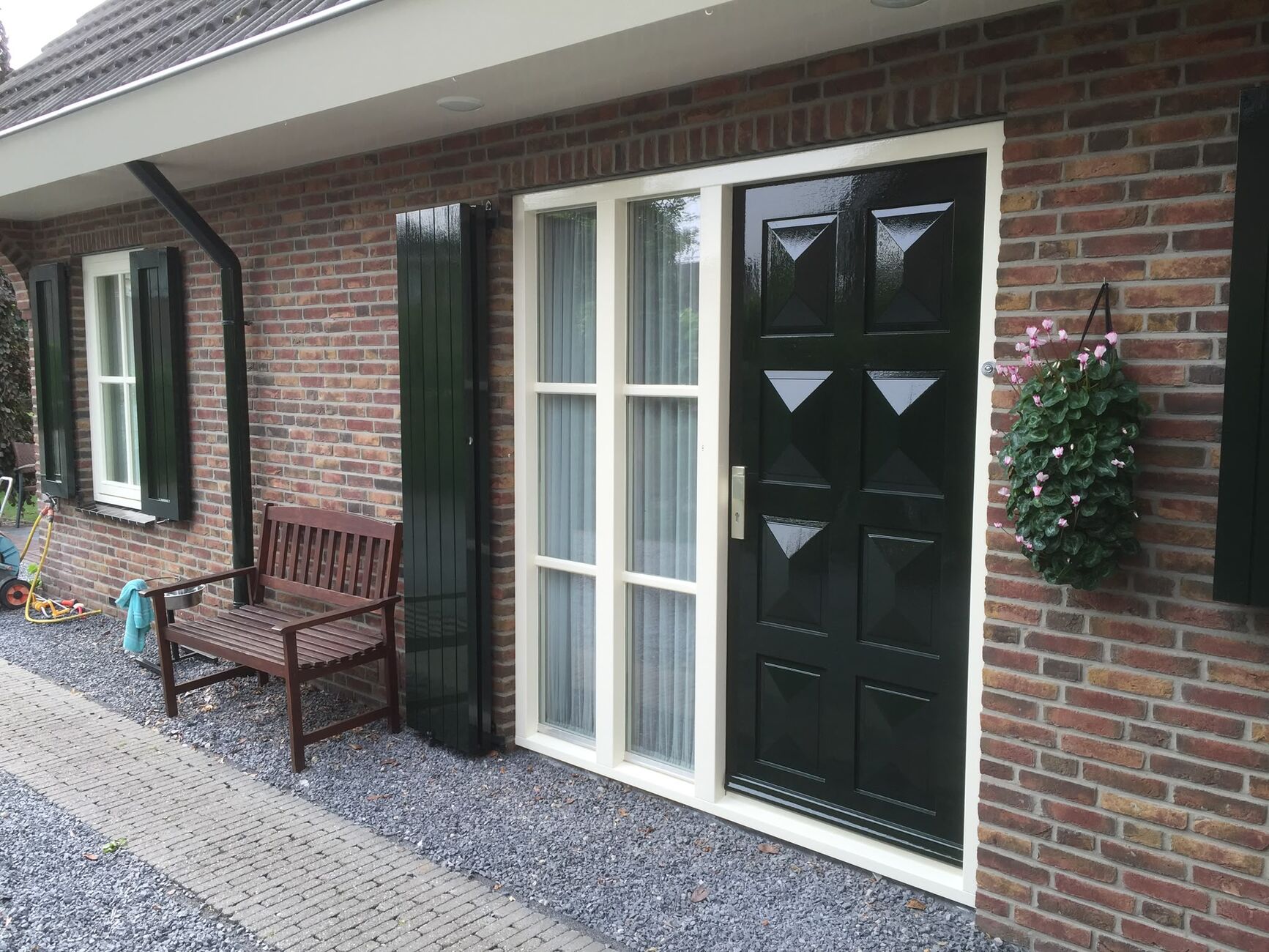 Voordeur en kozijnen in hoogglans afgeschilderd