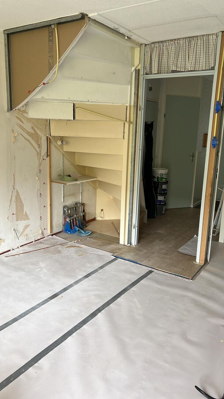 Afgedekte vloer tijdens het binnenschilderwerk