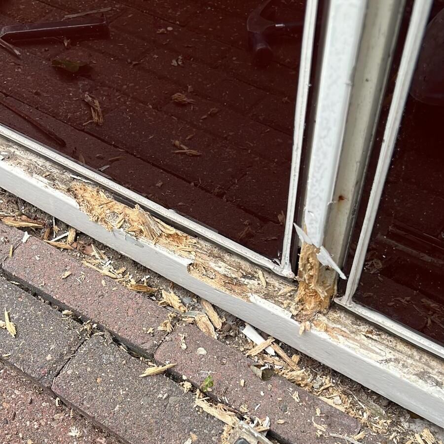 Houtrot in het deurkozijn